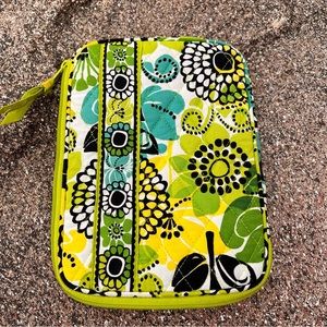 ⬇️Vera Bradley Quilted Zipped IPAD Mini Case Multi Limes Up Pattern